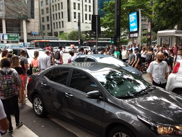 Pedestres tentam atravessar a rua Padre João Manoel na esquina da Avenida Paulista. Foto: Mauro Calliari.