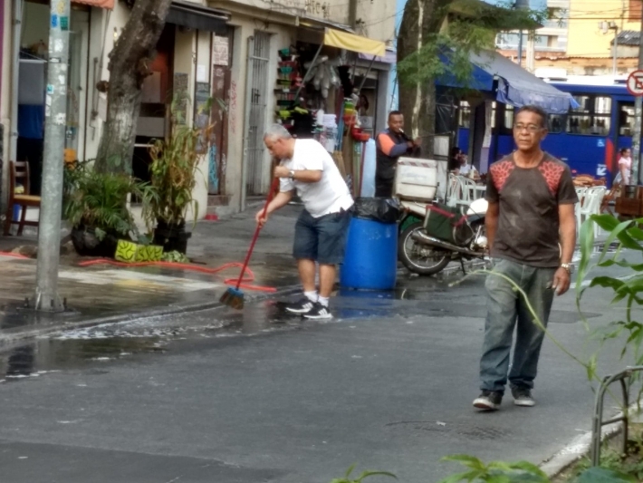 Homem varre a frente de uma loja na rua Guaicuí, em Pinheiros. De noite, a rua fica tomada pelos frequentadores de bares Foto: M.Calliari.