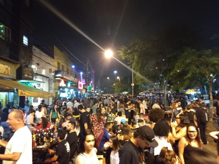 Movimentação de pessoas em torno dos bares no Largo da Batata. Foto: M.Calliari
