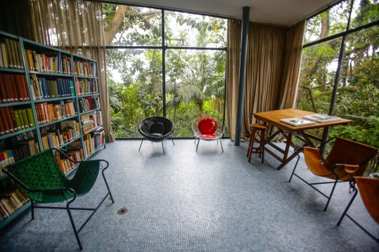 Mobiliário e livros: interior da Casa de Vidro. Foto: Gabriela Bilo/ Estadão