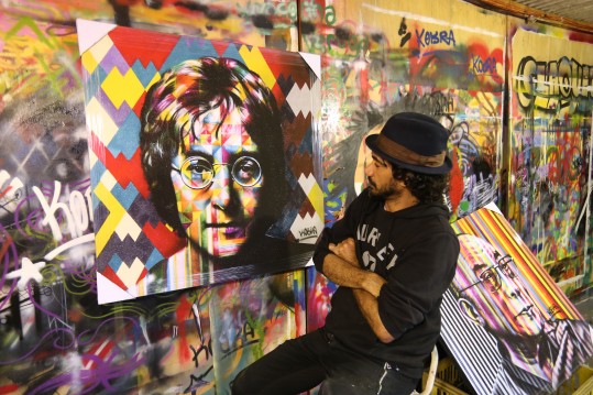 Eduardo Kobra e quadro de John Lennon