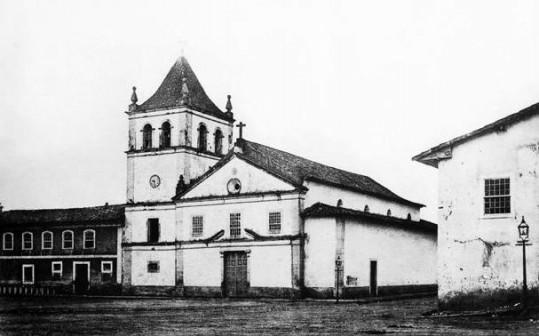 Pátio do Colégio, em foto da década de 1860. Parte da Casa da Ópera aparece à esquerda. Foto: Militão Augusto de Azevedo/ Reprodução