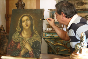 Marcelo Coimbra examina tela atribuída ao Frei Jesuíno