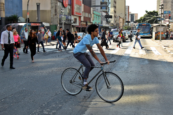 ciclista na paulista - sergio castro