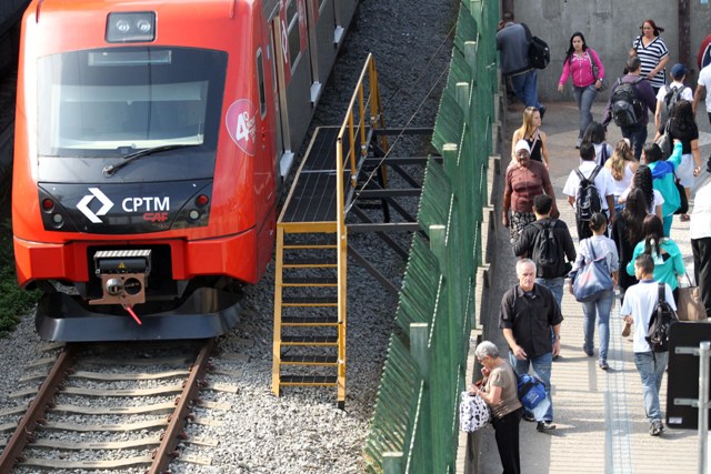 Trem da CPTM parado em estação da Linha 11-Coral. Foto: Werther Santana/Estadão