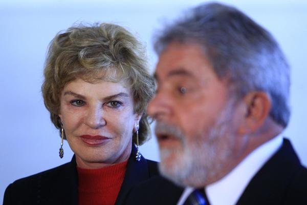Dona Marisa observa Lula em 2010. Foto: Dida Sampaio/Estadão